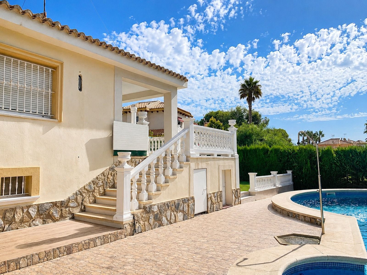For sale - 4 Bedroom 3 Bathroom House - Detached Villa in Orihuela - La Zenia  - Alicante