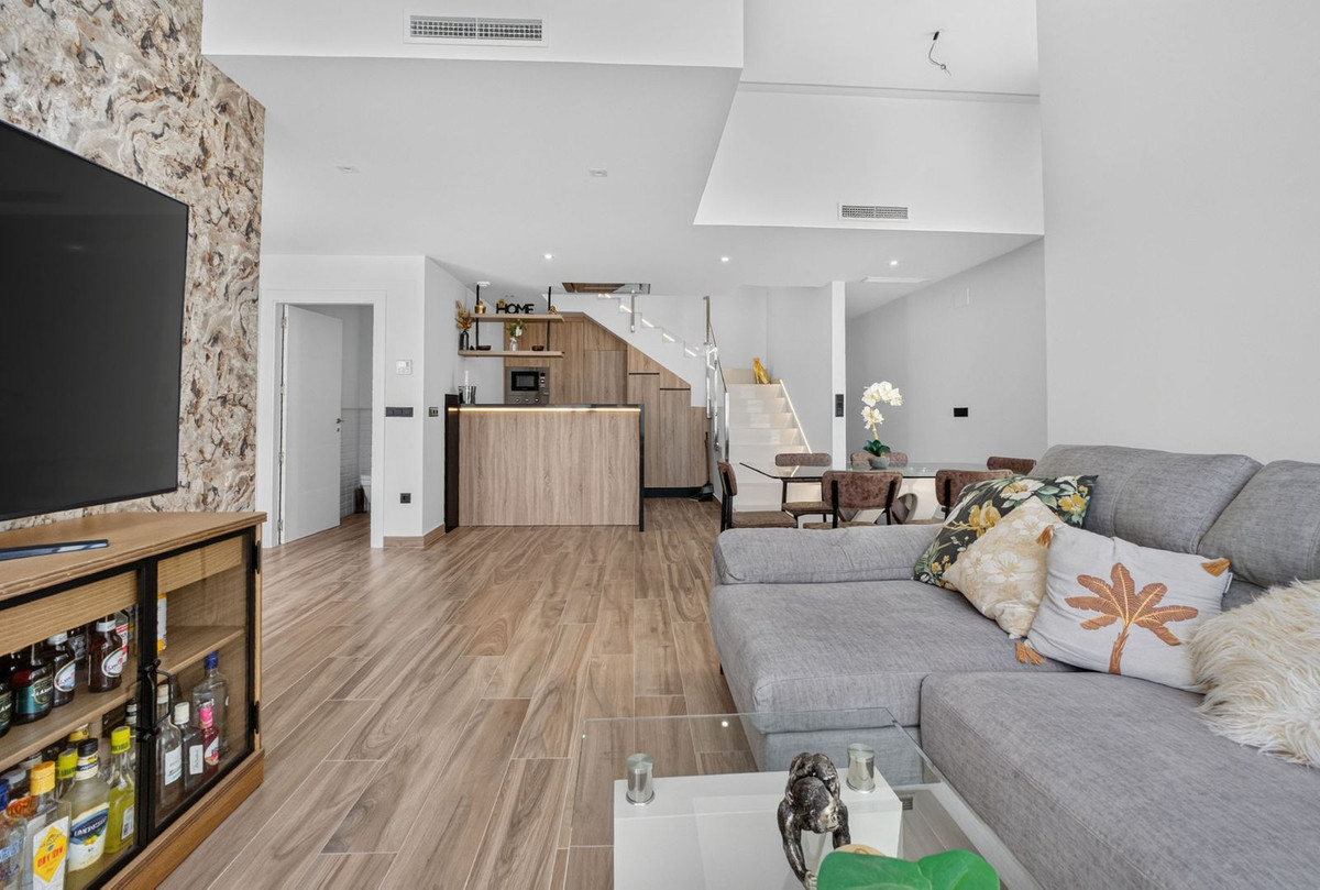 For sale - 4 Bedroom 3 Bathroom House - Detached Villa in Orihuela - Los Balcones  - Alicante
