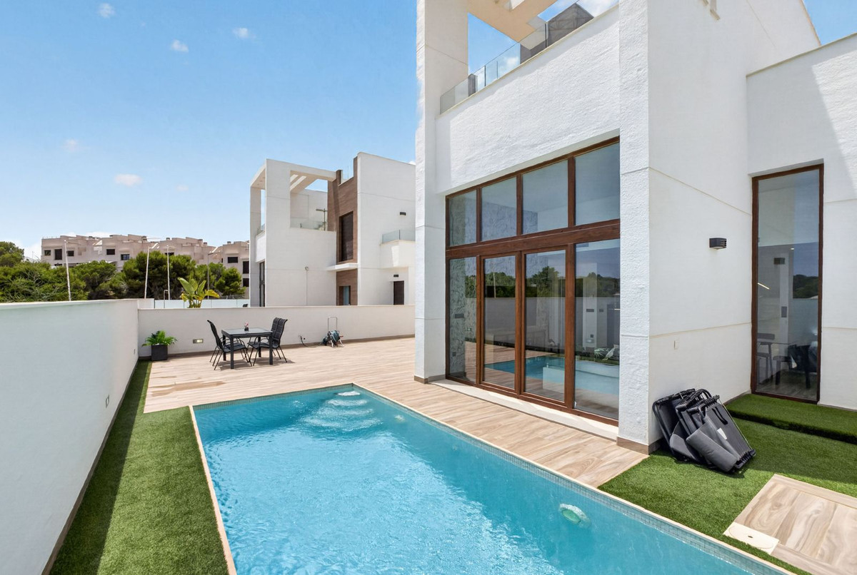 For sale - 4 Bedroom 3 Bathroom House - Detached Villa in Orihuela - Los Balcones  - Alicante