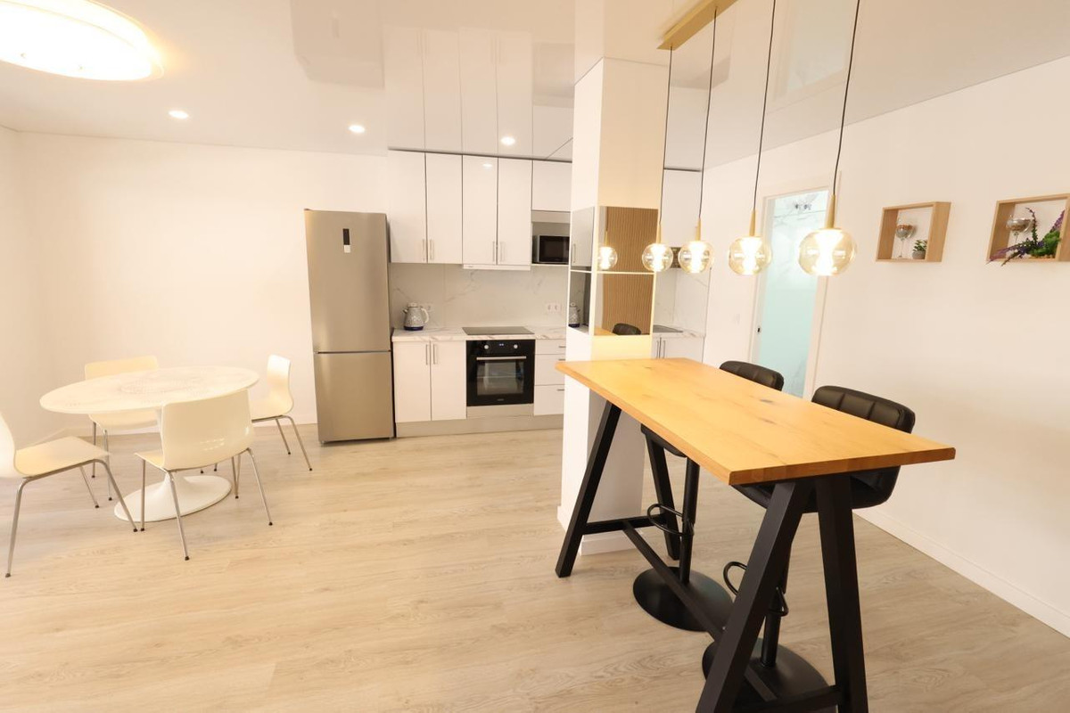 For sale - 3 Bedroom 2 Bathroom Apartment - Middle Floor Apartment in Torrevieja - Torrevieja Centro  - Alicante