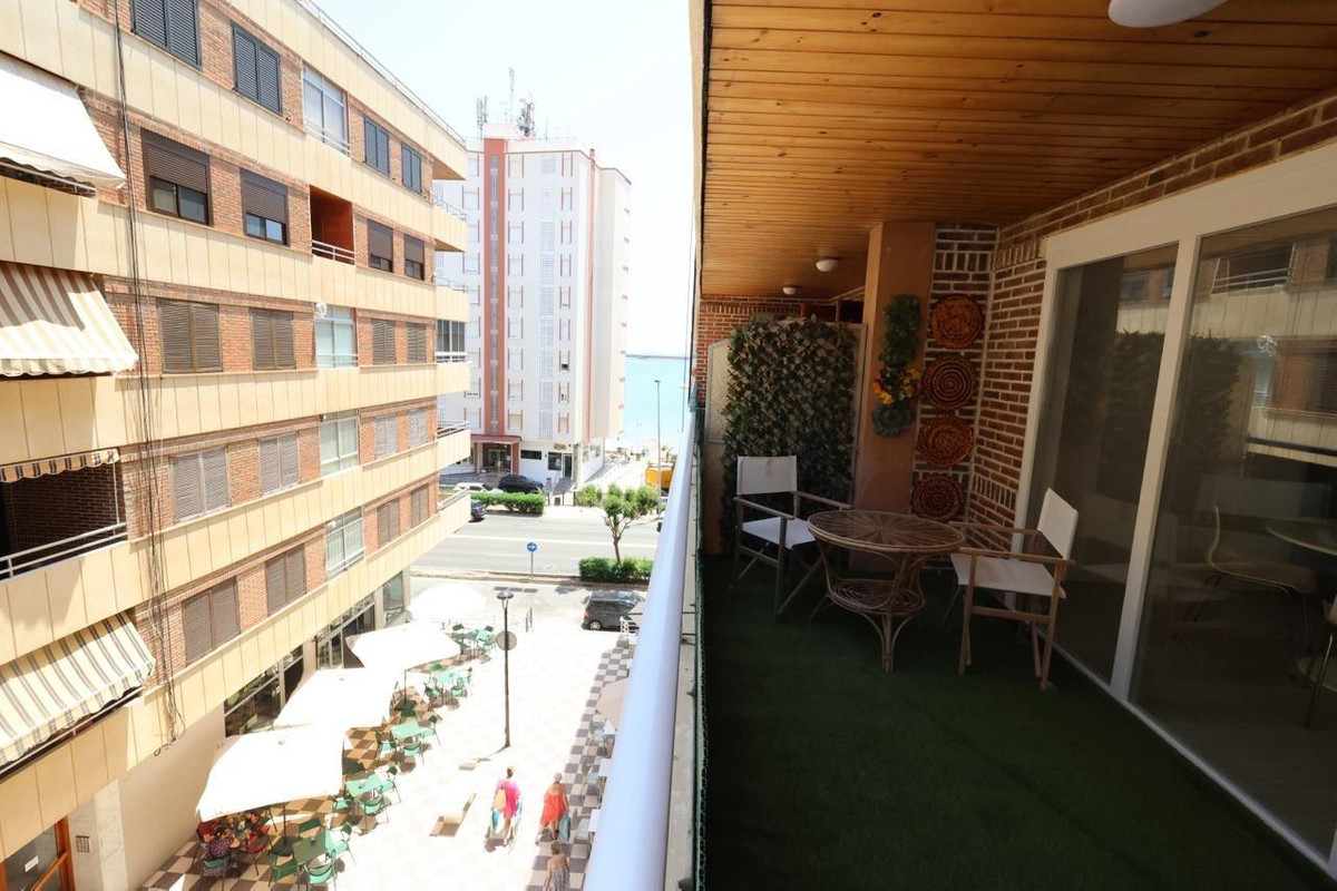 For sale - 3 Bedroom 2 Bathroom Apartment - Middle Floor Apartment in Torrevieja - Torrevieja Centro  - Alicante