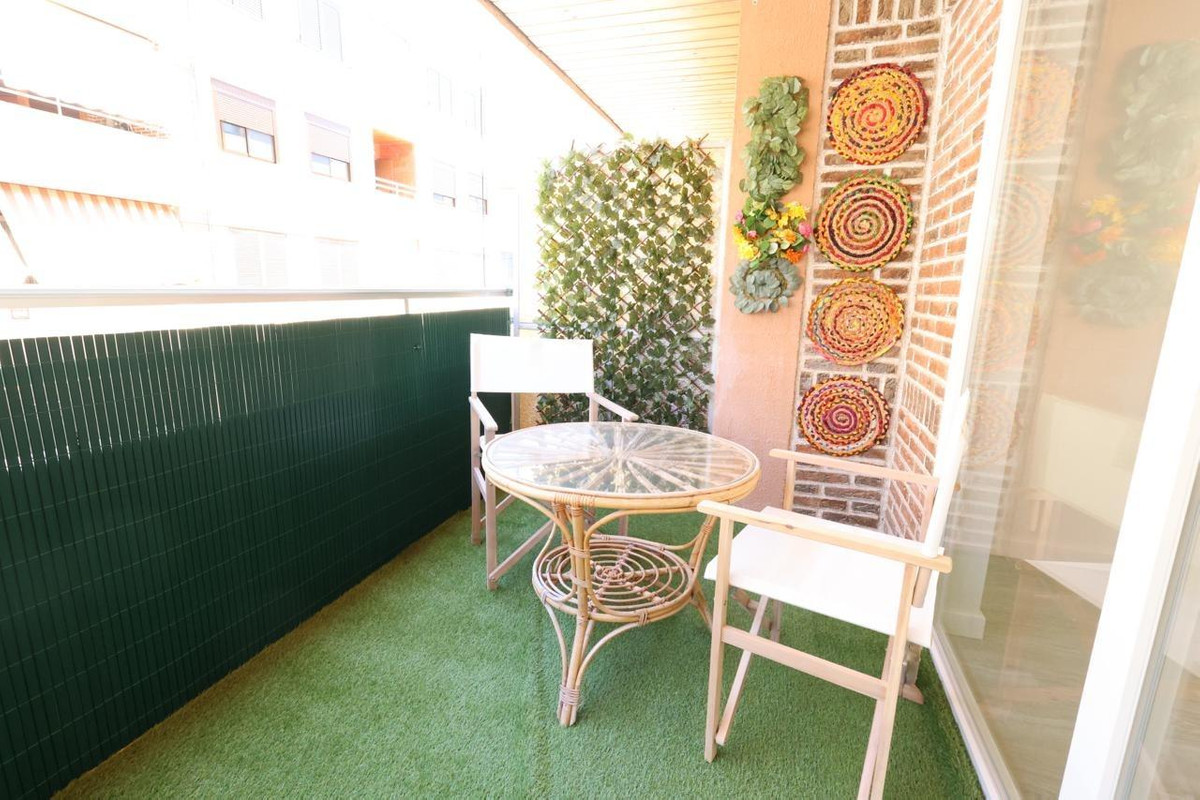 For sale - 3 Bedroom 2 Bathroom Apartment - Middle Floor Apartment in Torrevieja - Torrevieja Centro  - Alicante