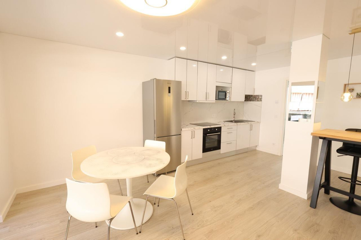 For sale - 3 Bedroom 2 Bathroom Apartment - Middle Floor Apartment in Torrevieja - Torrevieja Centro  - Alicante