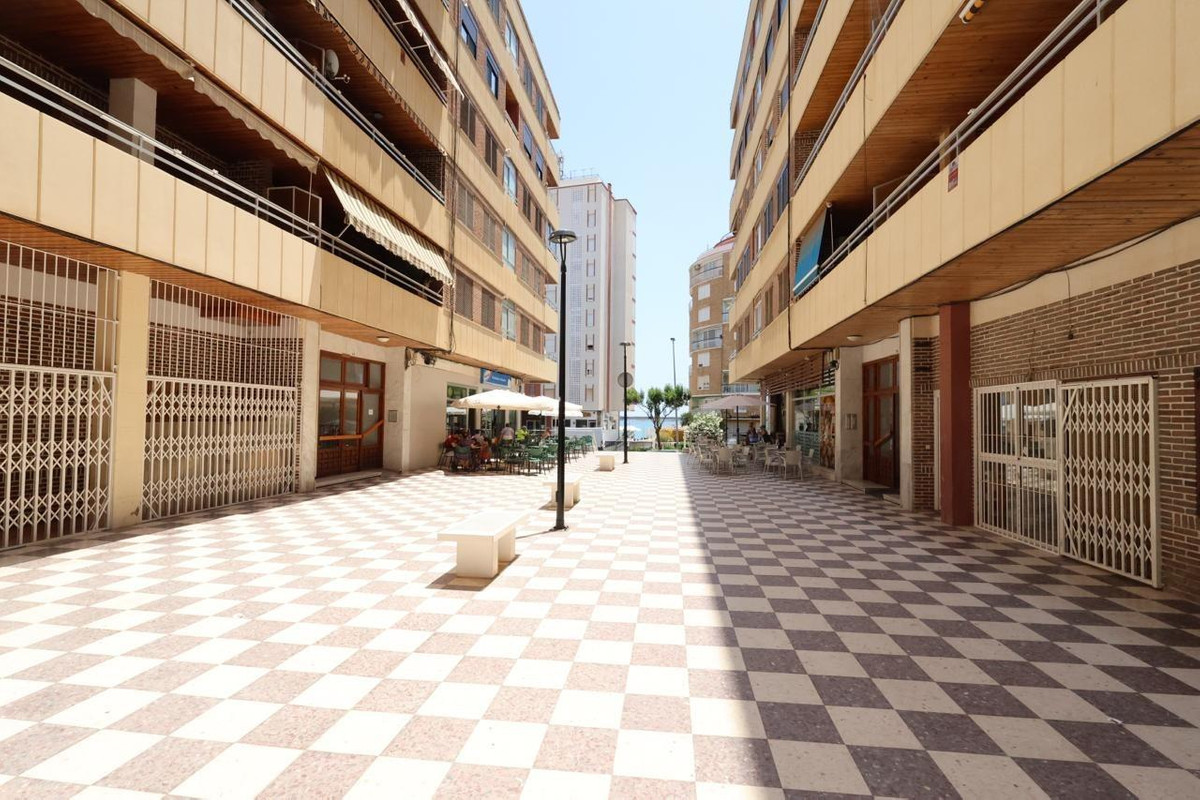 For sale - 3 Bedroom 2 Bathroom Apartment - Middle Floor Apartment in Torrevieja - Torrevieja Centro  - Alicante