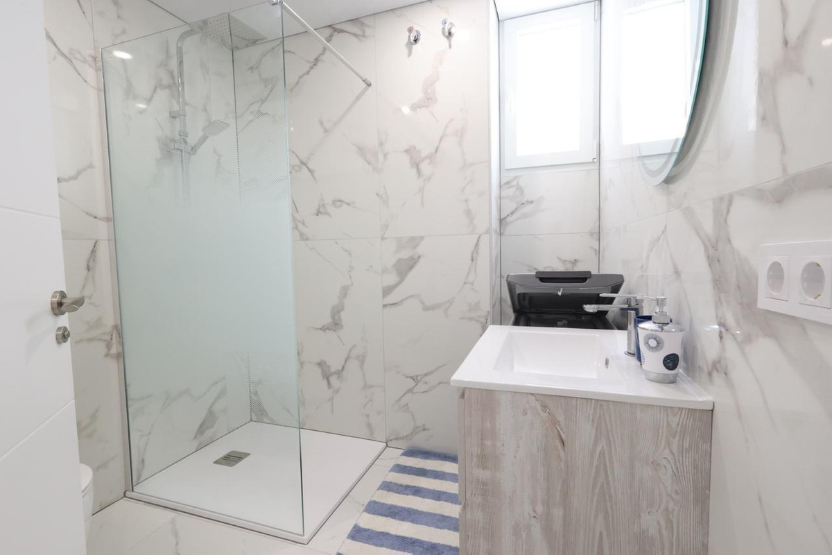 For sale - 3 Bedroom 2 Bathroom Apartment - Middle Floor Apartment in Torrevieja - Torrevieja Centro  - Alicante