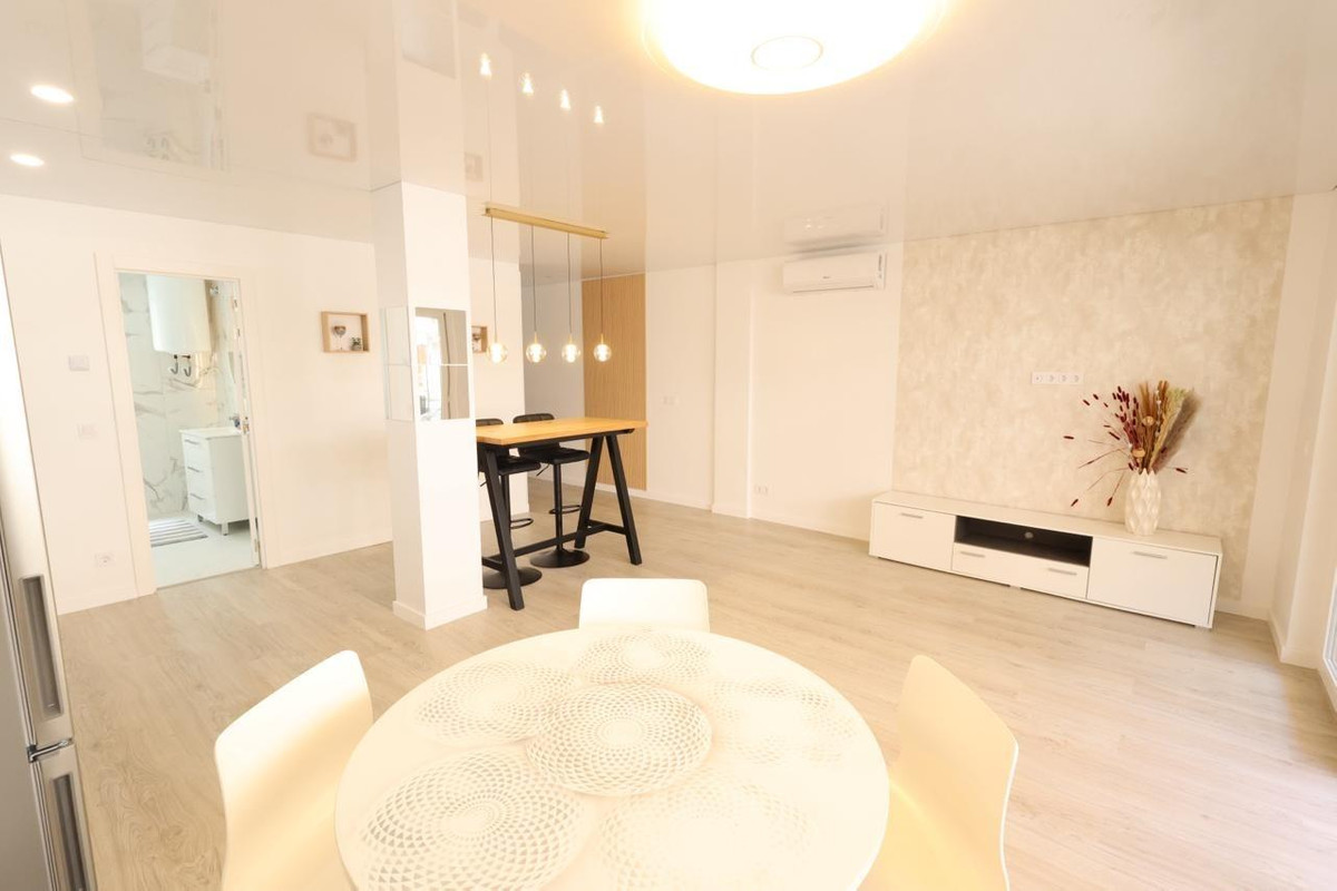 For sale - 3 Bedroom 2 Bathroom Apartment - Middle Floor Apartment in Torrevieja - Torrevieja Centro  - Alicante