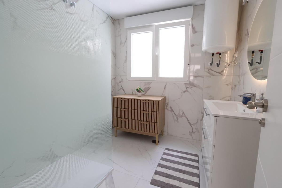 For sale - 3 Bedroom 2 Bathroom Apartment - Middle Floor Apartment in Torrevieja - Torrevieja Centro  - Alicante