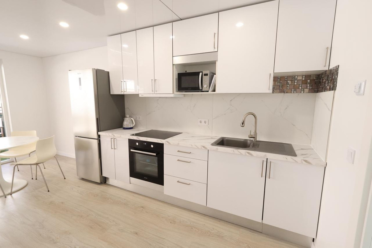 For sale - 3 Bedroom 2 Bathroom Apartment - Middle Floor Apartment in Torrevieja - Torrevieja Centro  - Alicante