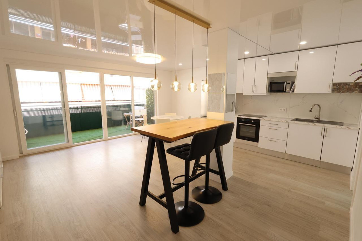 For sale - 3 Bedroom 2 Bathroom Apartment - Middle Floor Apartment in Torrevieja - Torrevieja Centro  - Alicante