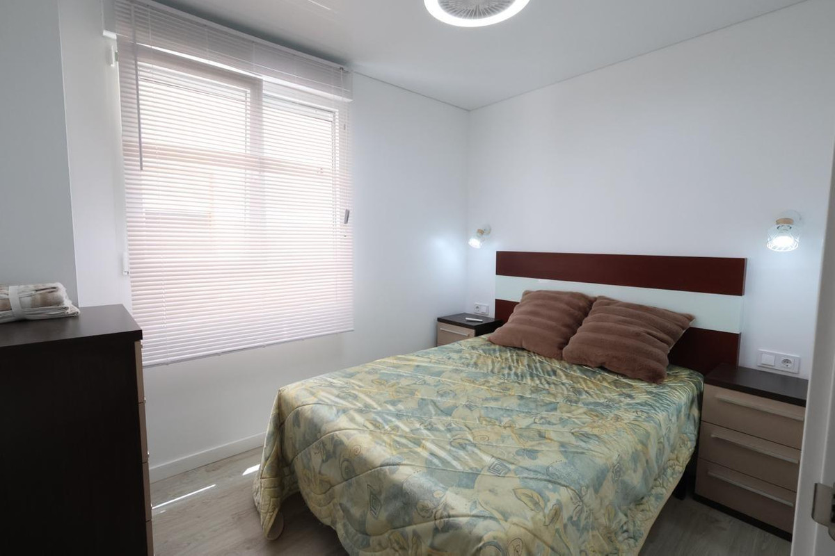 For sale - 3 Bedroom 2 Bathroom Apartment - Middle Floor Apartment in Torrevieja - Torrevieja Centro  - Alicante