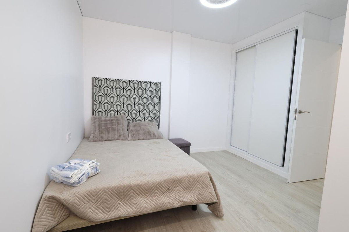 For sale - 3 Bedroom 2 Bathroom Apartment - Middle Floor Apartment in Torrevieja - Torrevieja Centro  - Alicante
