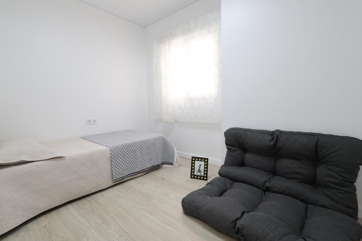 For sale - 3 Bedroom 2 Bathroom Apartment - Middle Floor Apartment in Torrevieja - Torrevieja Centro  - Alicante