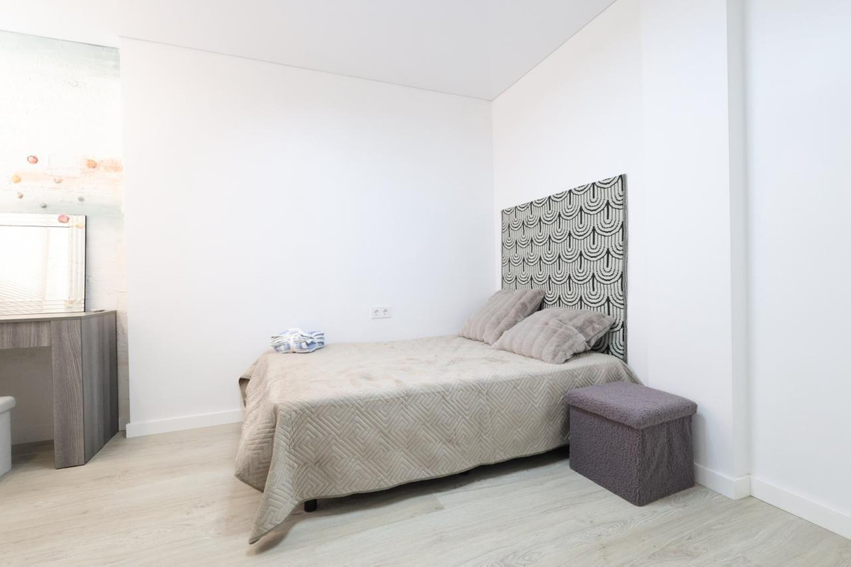 For sale - 3 Bedroom 2 Bathroom Apartment - Middle Floor Apartment in Torrevieja - Torrevieja Centro  - Alicante