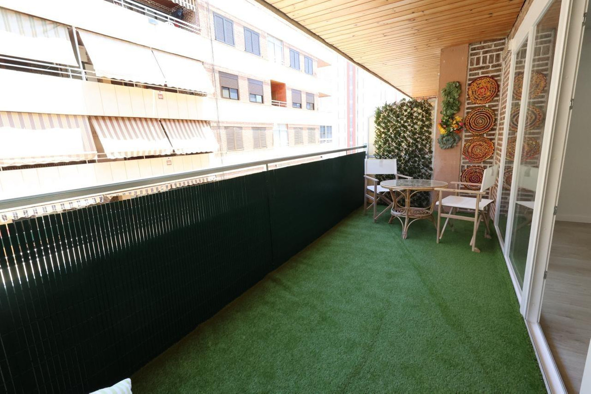 For sale - 3 Bedroom 2 Bathroom Apartment - Middle Floor Apartment in Torrevieja - Torrevieja Centro  - Alicante