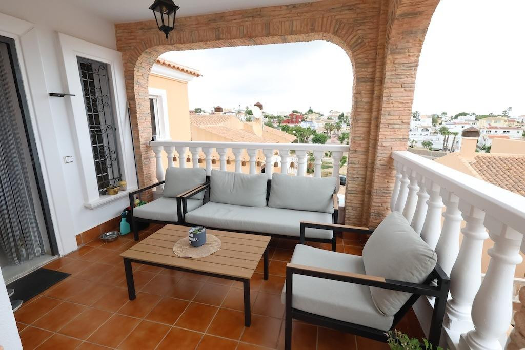 For sale - 5 Bedroom 3 Bathroom Detached Villa in Villamartin - San Miguel de Salinas Centro  - Alicante
