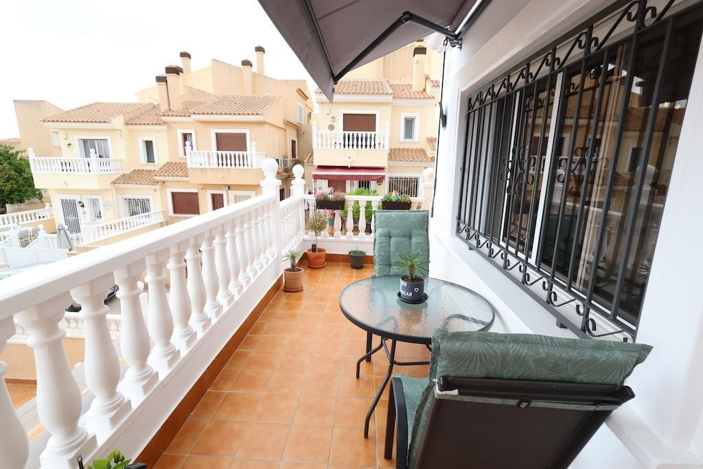 For sale - 5 Bedroom 3 Bathroom Detached Villa in Villamartin - San Miguel de Salinas Centro  - Alicante