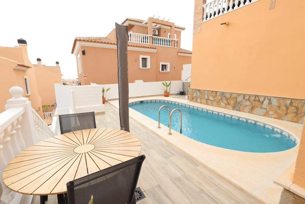 For sale - 5 Bedroom 3 Bathroom Detached Villa in Villamartin - San Miguel de Salinas Centro  - Alicante
