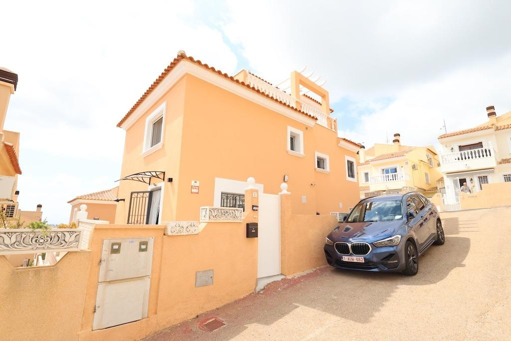 For sale - 5 Bedroom 3 Bathroom Detached Villa in Villamartin - San Miguel de Salinas Centro  - Alicante