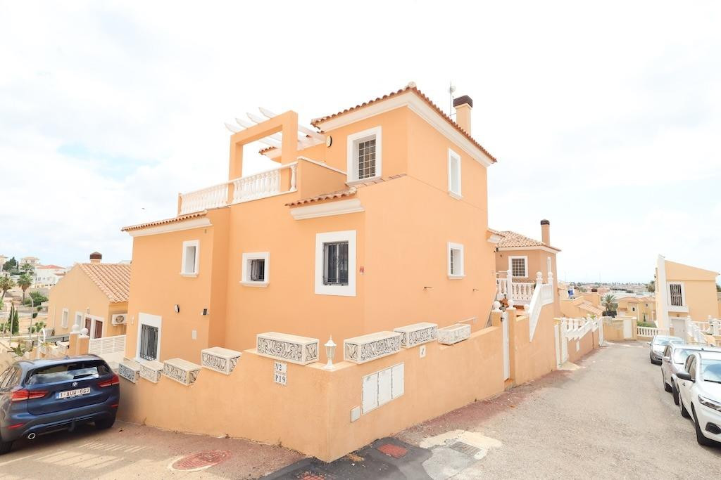 For sale - 5 Bedroom 3 Bathroom Detached Villa in Villamartin - San Miguel de Salinas Centro  - Alicante