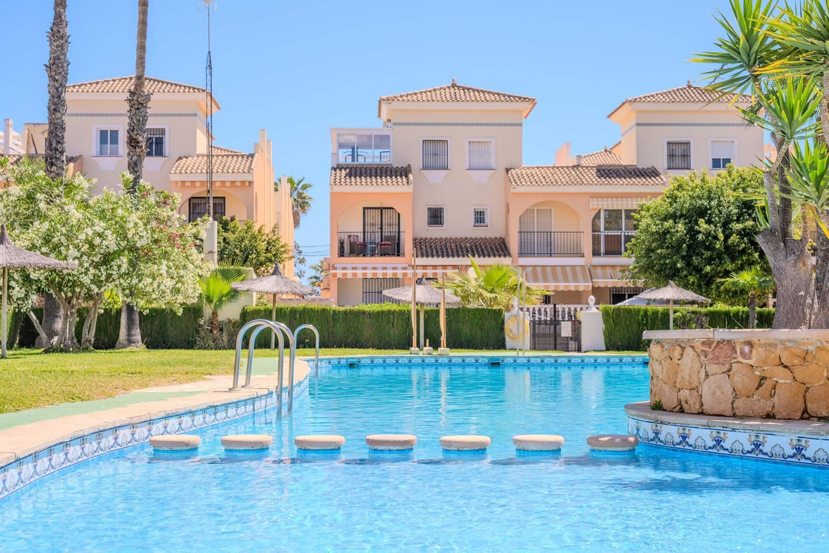 For sale - 3 Bedroom 2 Bathroom House - Townhouse in Orihuela - Orihuela Costa  - Alicante