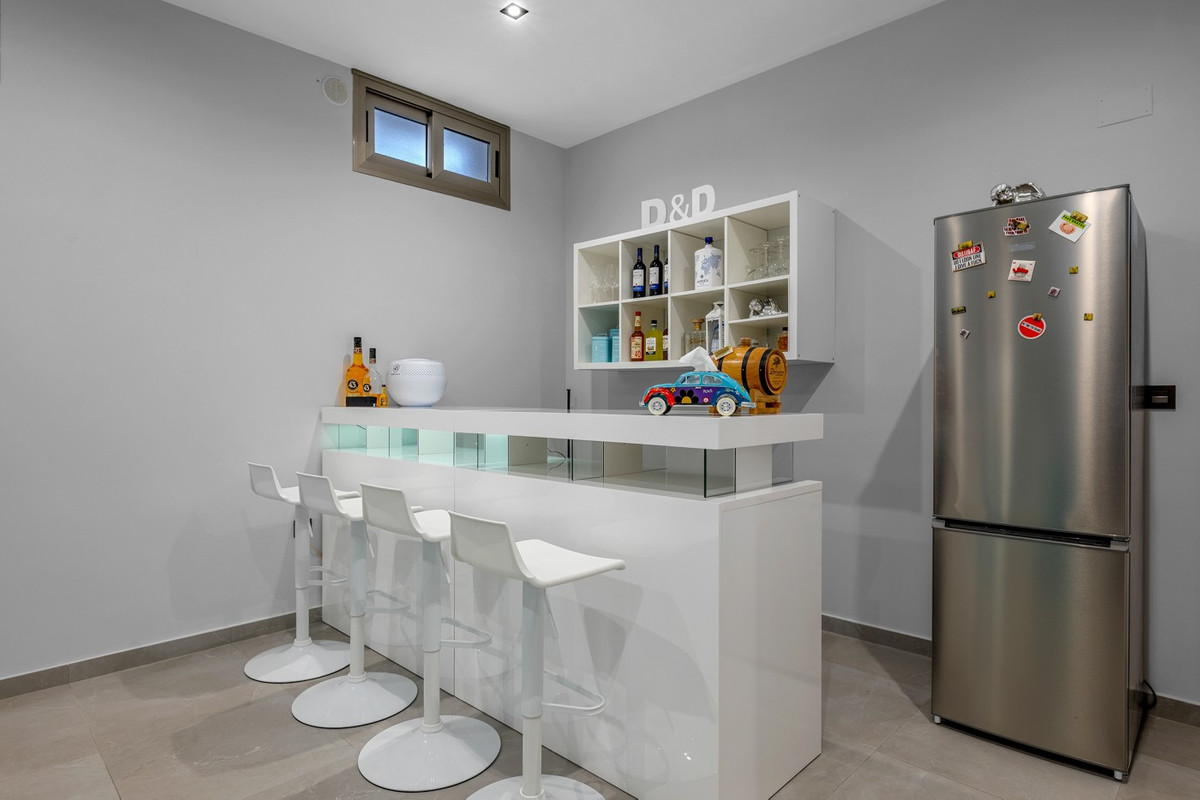 For sale - 5 Bedroom 2 Bathroom House - Detached Villa in Orihuela - Villamartin  - Alicante