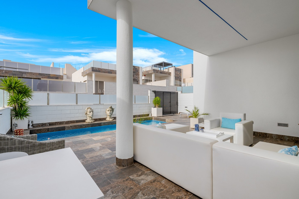 For sale - 5 Bedroom 2 Bathroom House - Detached Villa in Orihuela - Villamartin  - Alicante