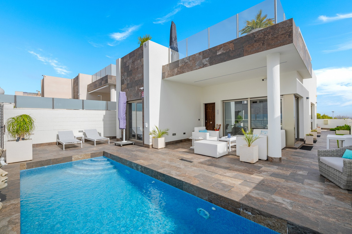 For sale - 5 Bedroom 2 Bathroom House - Detached Villa in Orihuela - Villamartin  - Alicante