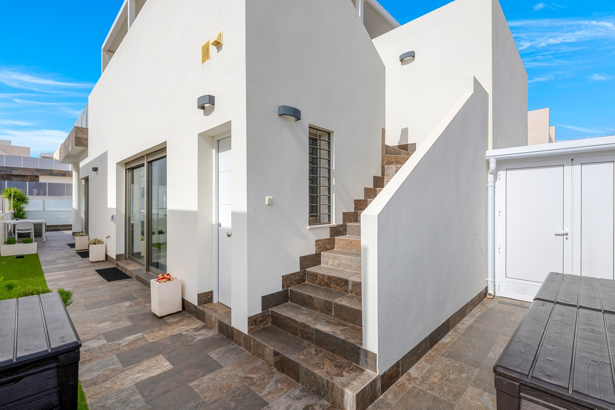 For sale - 5 Bedroom 2 Bathroom House - Detached Villa in Orihuela - Villamartin  - Alicante