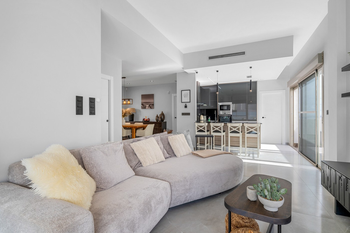 For sale - 5 Bedroom 2 Bathroom House - Detached Villa in Orihuela - Villamartin  - Alicante