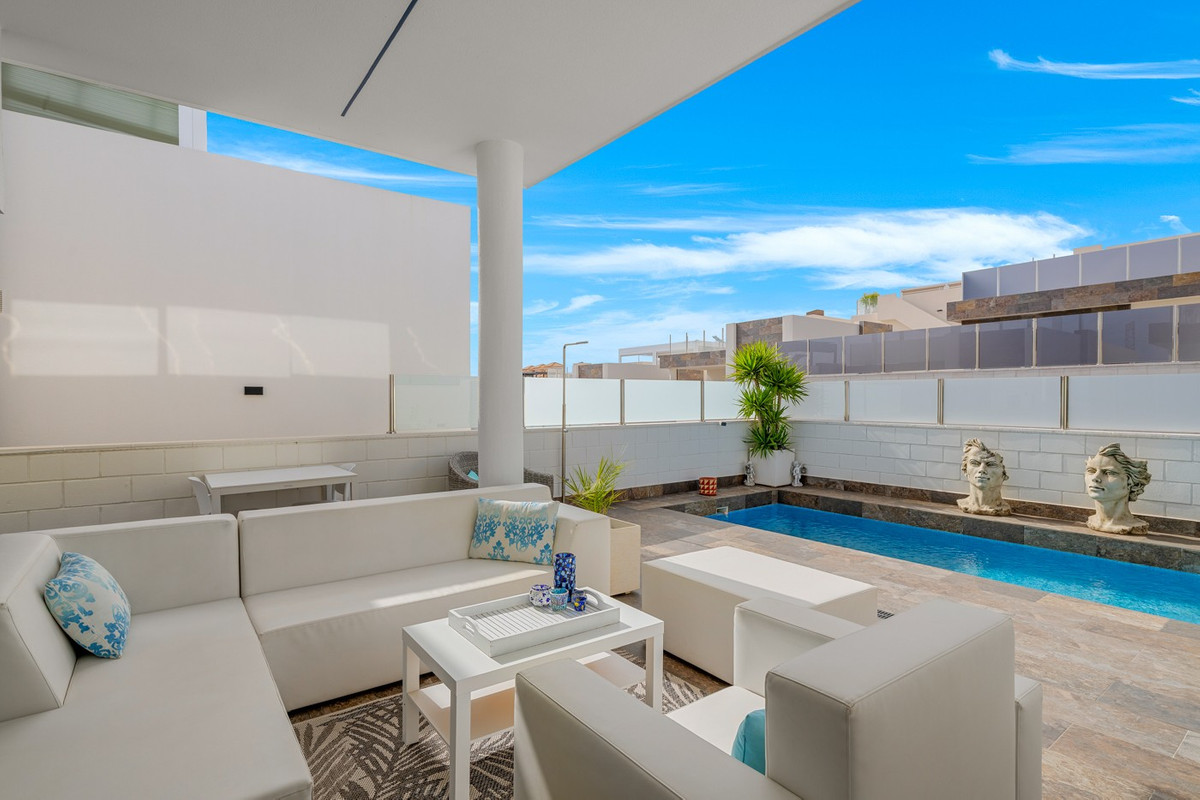 For sale - 5 Bedroom 2 Bathroom House - Detached Villa in Orihuela - Villamartin  - Alicante
