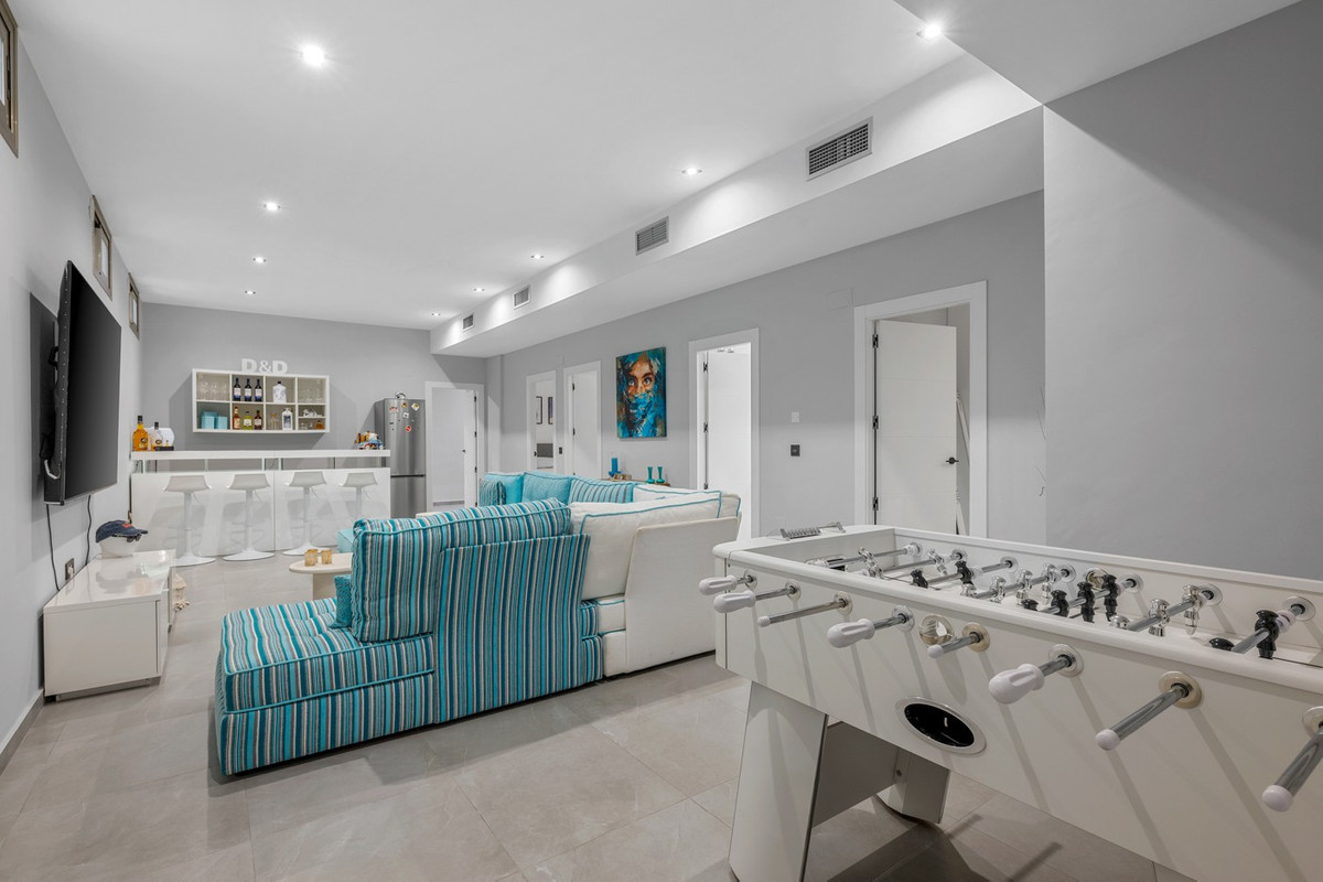 For sale - 5 Bedroom 2 Bathroom House - Detached Villa in Orihuela - Villamartin  - Alicante
