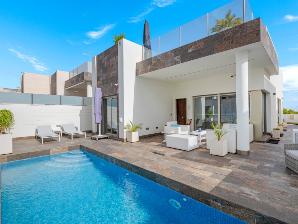 5 Bedroom 2 Bathroom House - Detached Villa in Orihuela