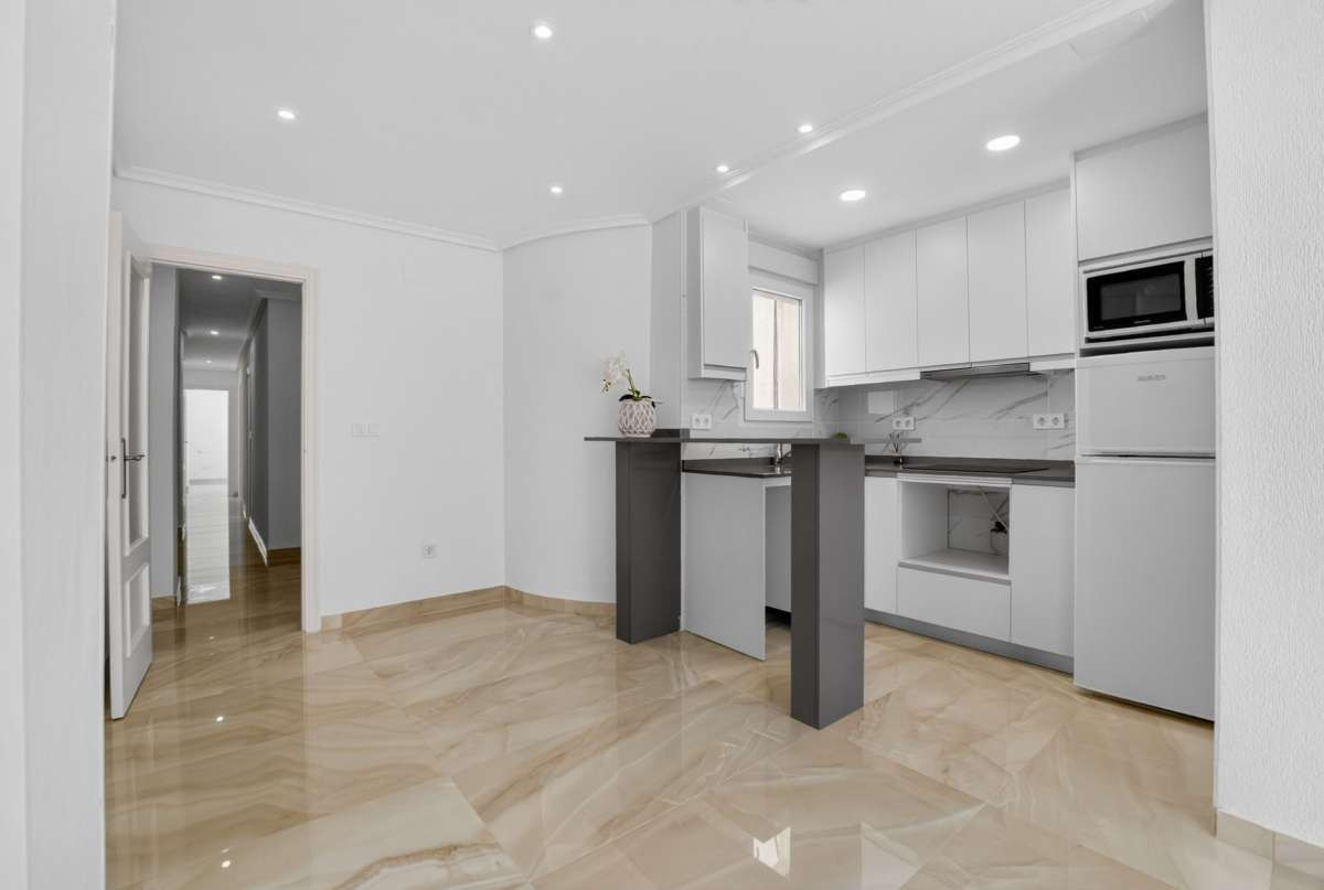 For sale - 2 Bedroom 1 Bathroom Apartment - Ground Floor Apartment in Torrevieja - Torrevieja Centro  - Alicante