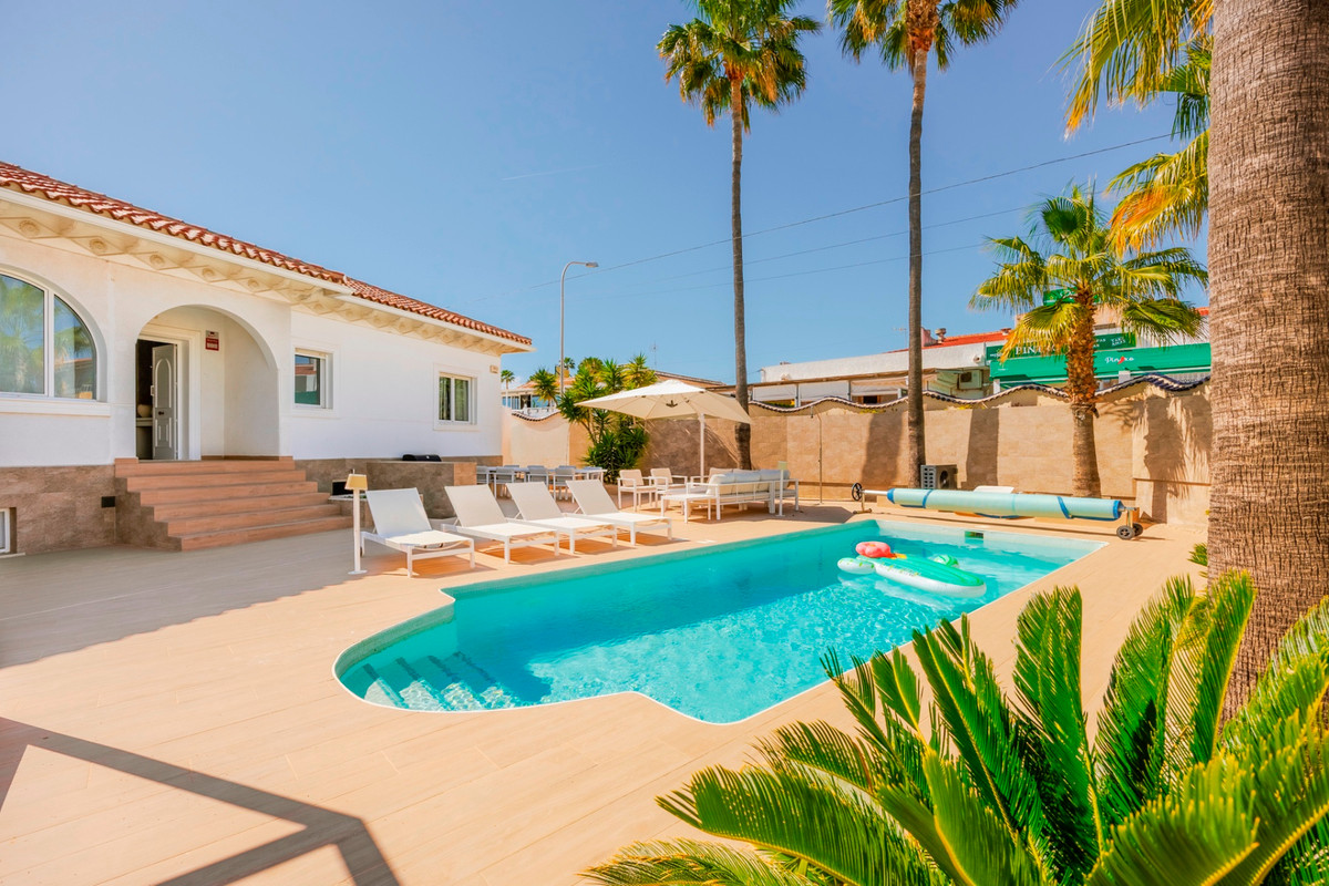 For sale - 5 Bedroom 2 Bathroom Detached Villa in Ciudad Quesada  - Ciudad Quesada  - Alicante