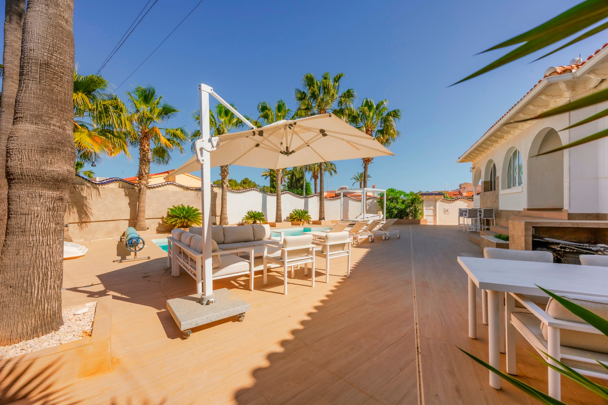 For sale - 5 Bedroom 2 Bathroom Detached Villa in Ciudad Quesada  - Ciudad Quesada  - Alicante