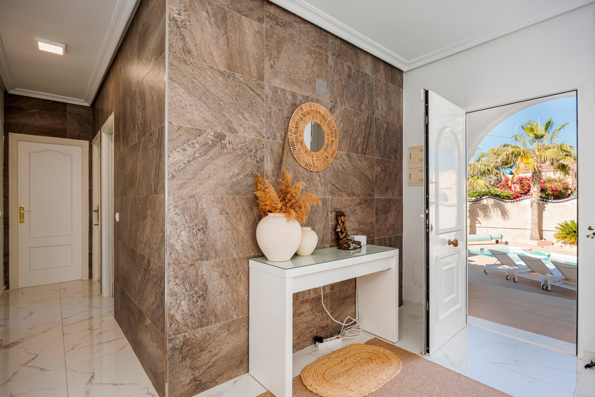 For sale - 5 Bedroom 2 Bathroom Detached Villa in Ciudad Quesada  - Ciudad Quesada  - Alicante