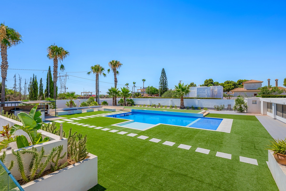 For sale - 8 Bedroom 4 Bathroom House - Finca - Cortijo in Los Montesinos - Los Montesinos Centro  - Alicante
