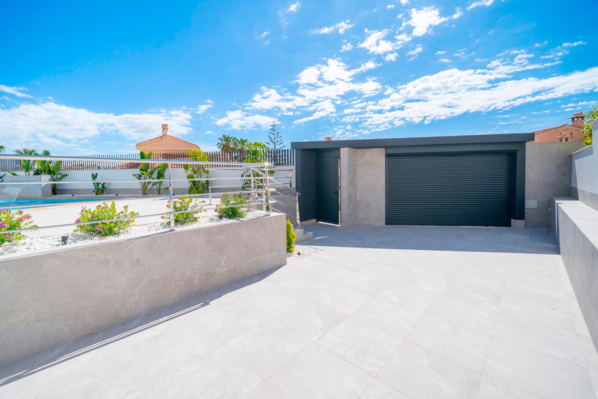 For sale - 4 Bedroom 3 Bathroom House - Detached Villa in Rojales - Ciudad Quesada  - Alicante