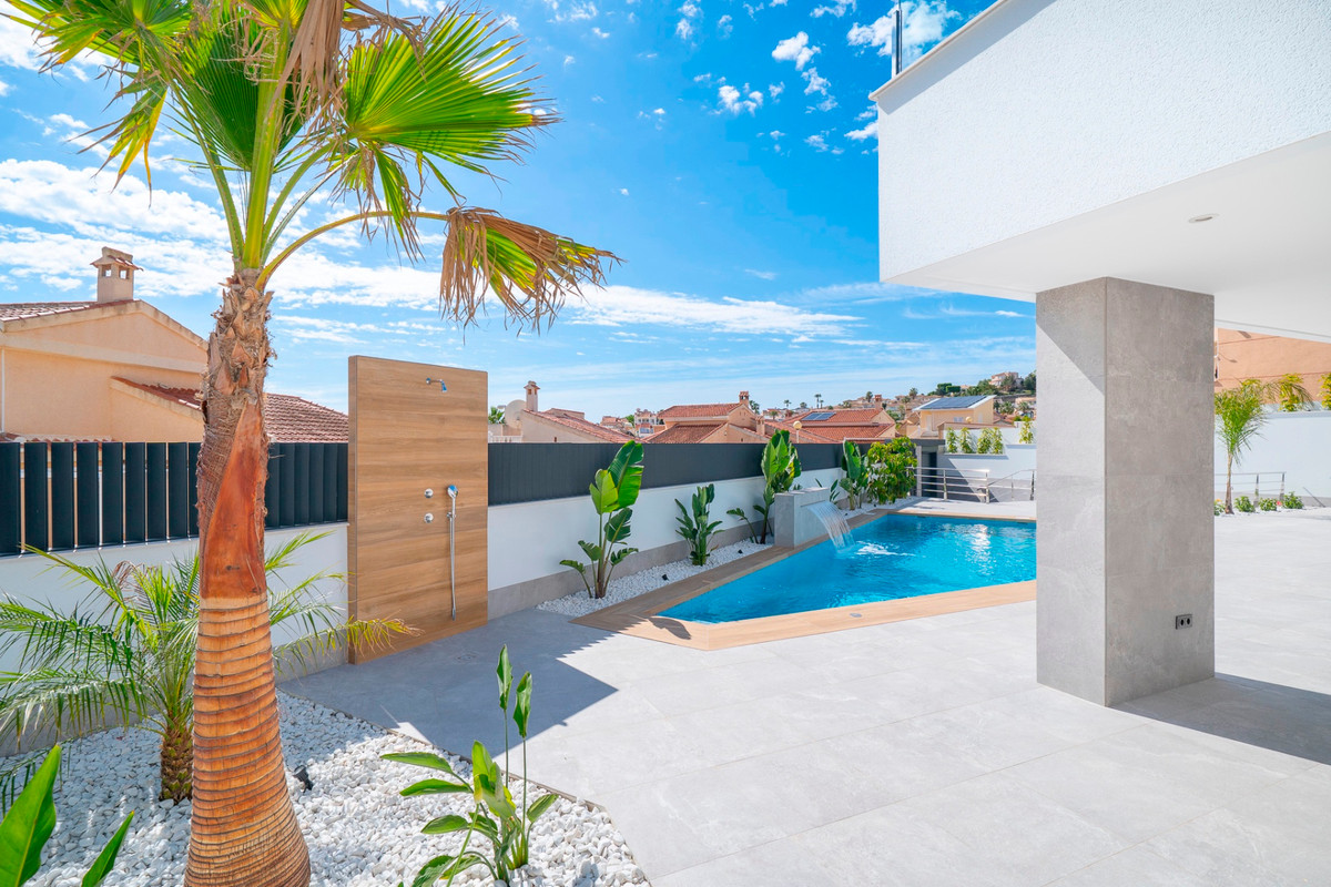 For sale - 4 Bedroom 3 Bathroom House - Detached Villa in Rojales - Ciudad Quesada  - Alicante