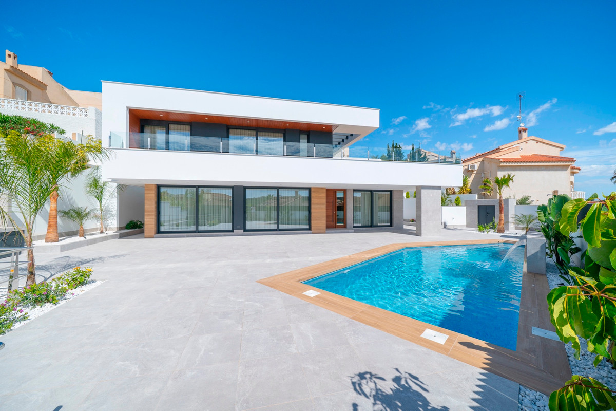 For sale - 4 Bedroom 3 Bathroom House - Detached Villa in Rojales - Ciudad Quesada  - Alicante