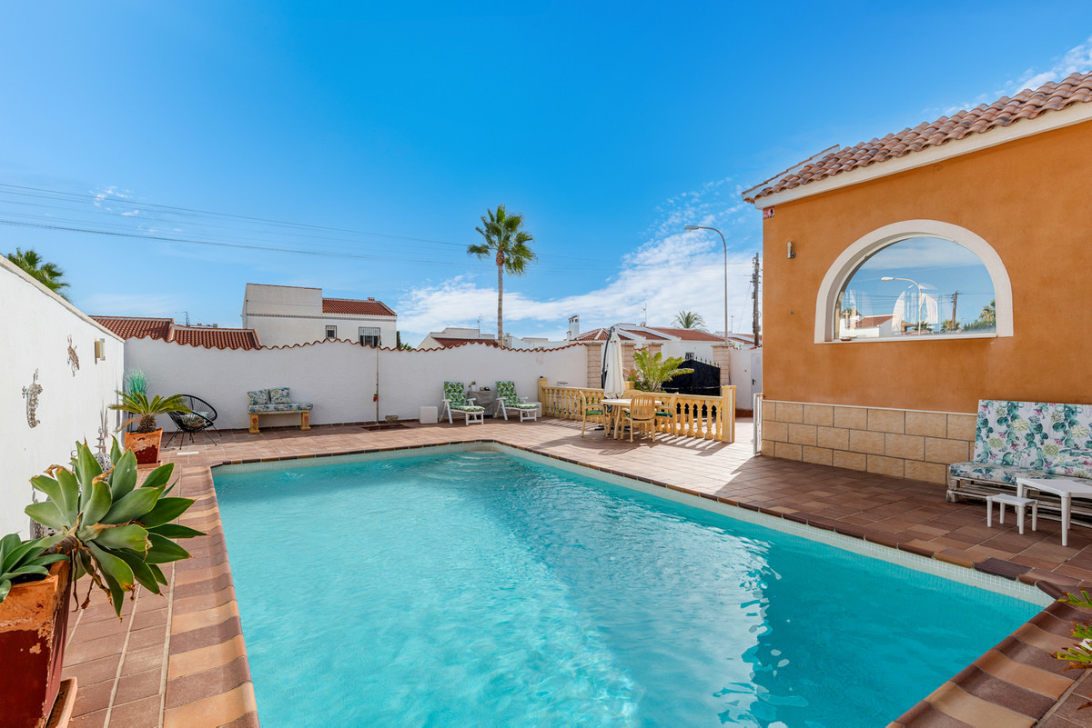 For sale - 4 Bedroom 2 Bathroom Detached Villa in Ciudad Quesada  - Ciudad Quesada  - Alicante