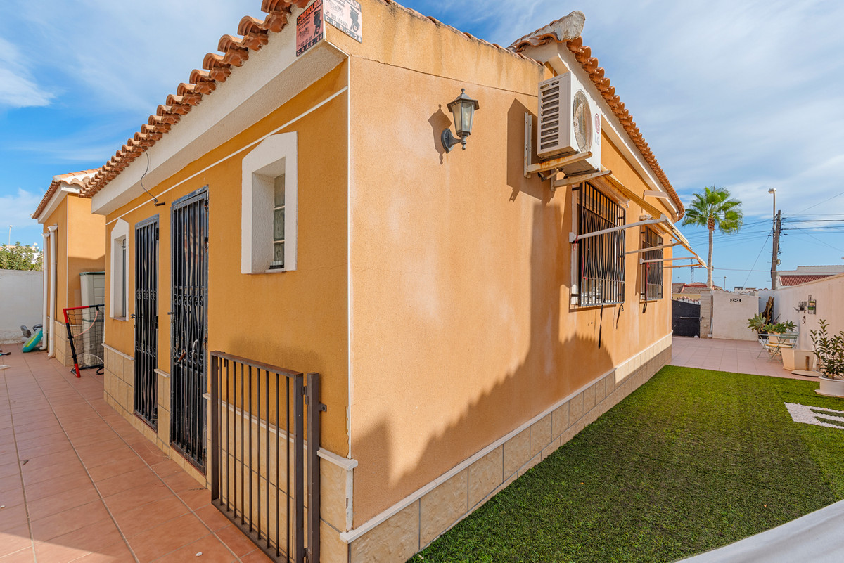 For sale - 4 Bedroom 2 Bathroom Detached Villa in Ciudad Quesada  - Ciudad Quesada  - Alicante