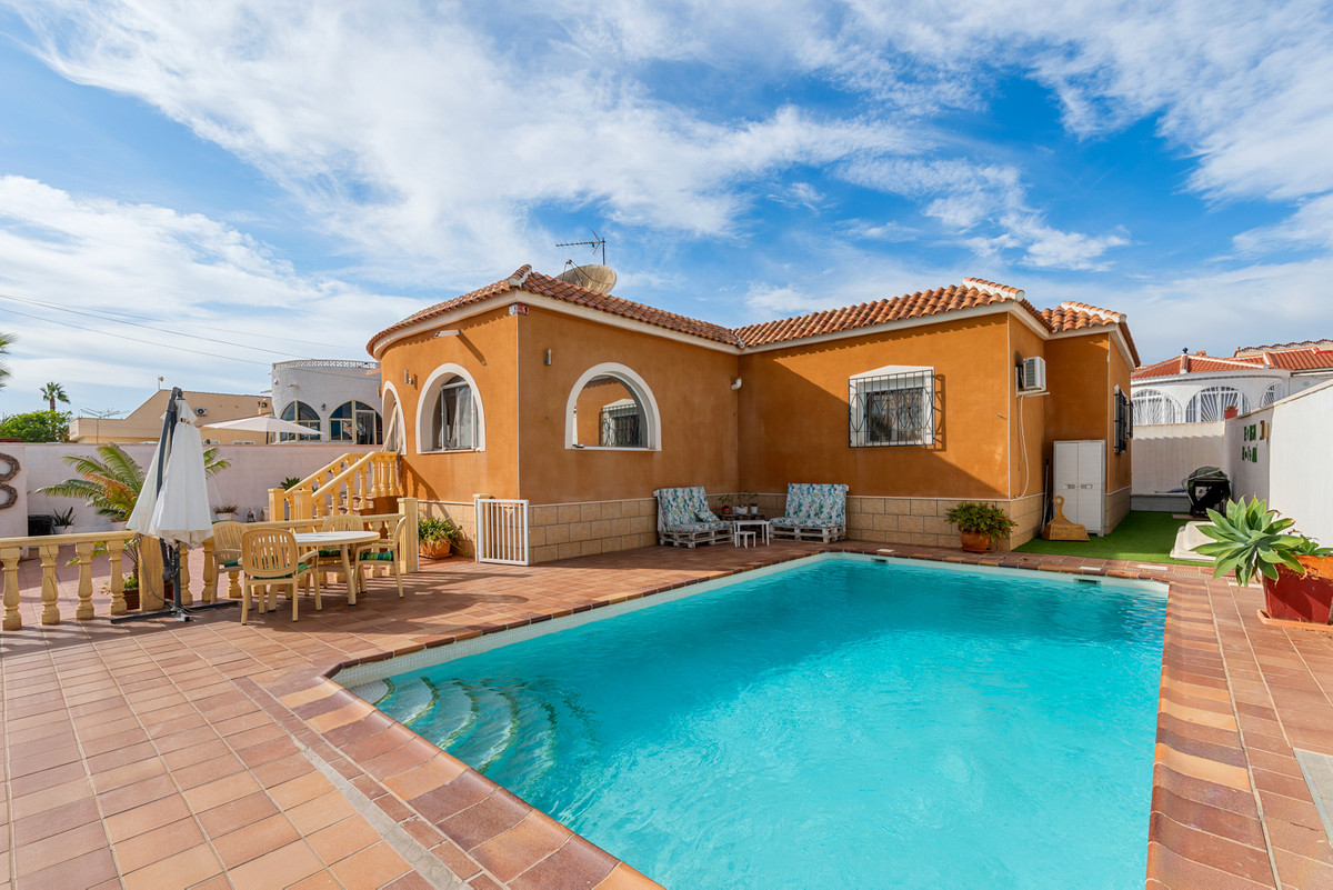 For sale - 4 Bedroom 2 Bathroom Detached Villa in Ciudad Quesada  - Ciudad Quesada  - Alicante