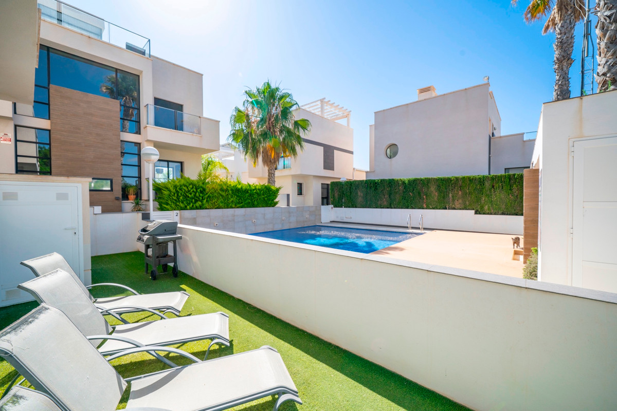 For sale - 3 Bedroom 3 Bathroom Detached Villa in Ciudad Quesada  - Ciudad Quesada  - Alicante