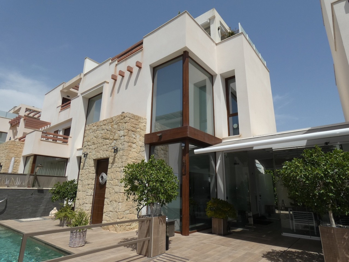 For sale - 3 Bedroom 2 Bathroom House - Detached Villa in Rojales - Ciudad Quesada  - Alicante