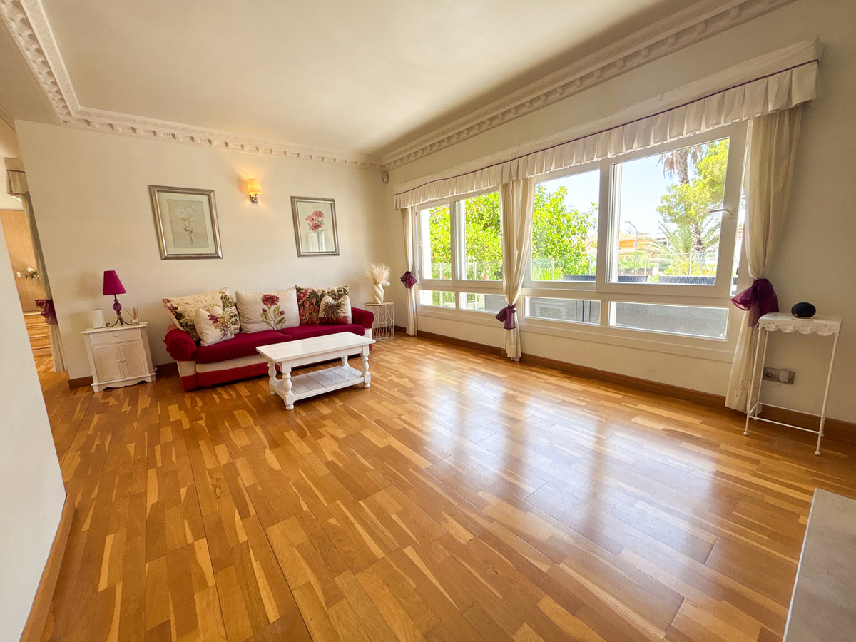 For sale - 7 Bedroom 4 Bathroom House - Detached Villa in Orihuela - Dehesa de Campoamor  - Alicante