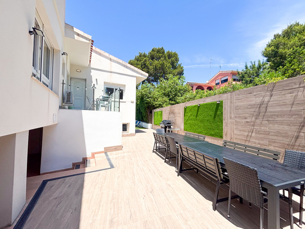 For sale - 7 Bedroom 4 Bathroom House - Detached Villa in Orihuela - Dehesa de Campoamor  - Alicante