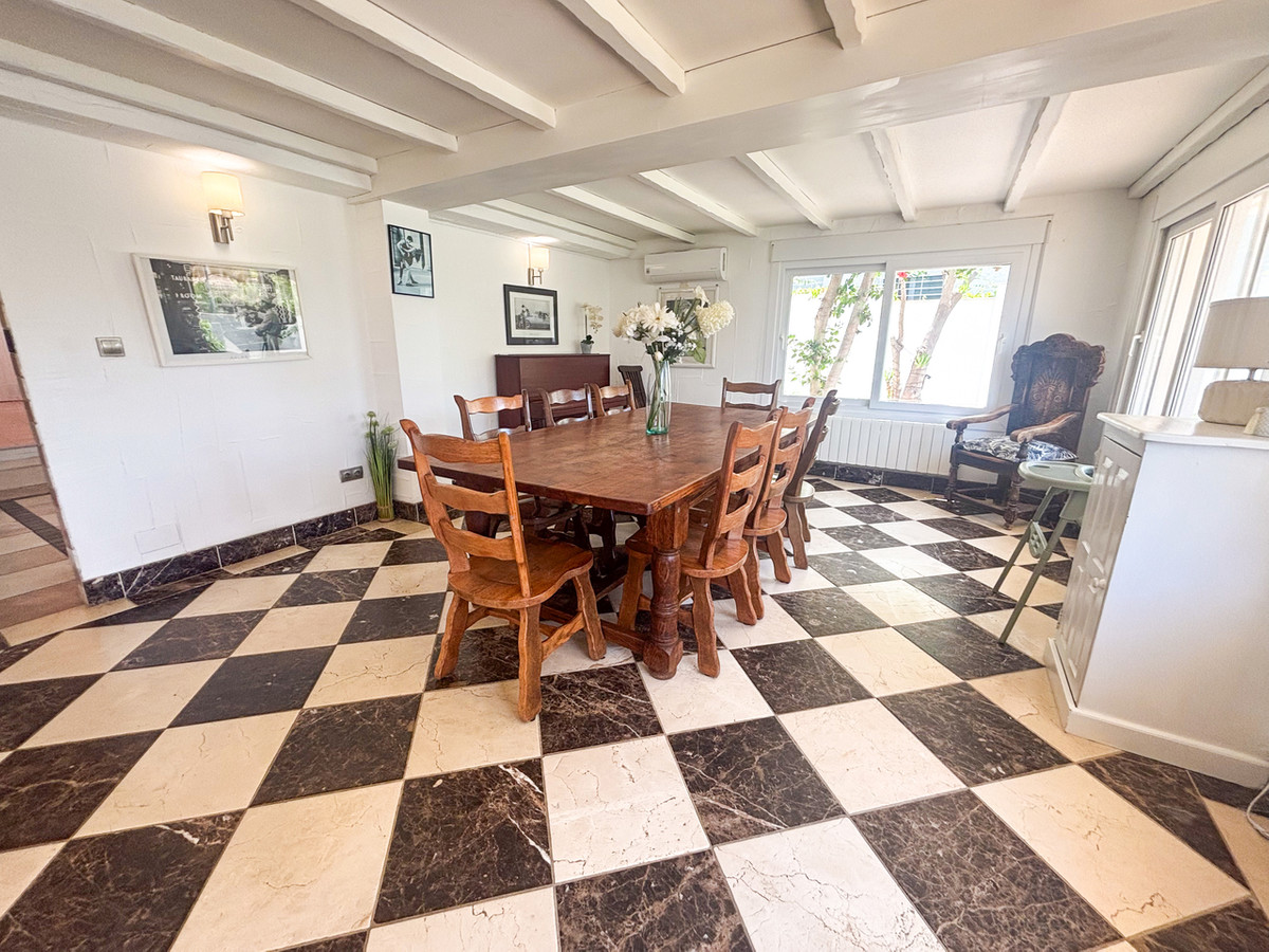 For sale - 7 Bedroom 4 Bathroom House - Detached Villa in Orihuela - Dehesa de Campoamor  - Alicante