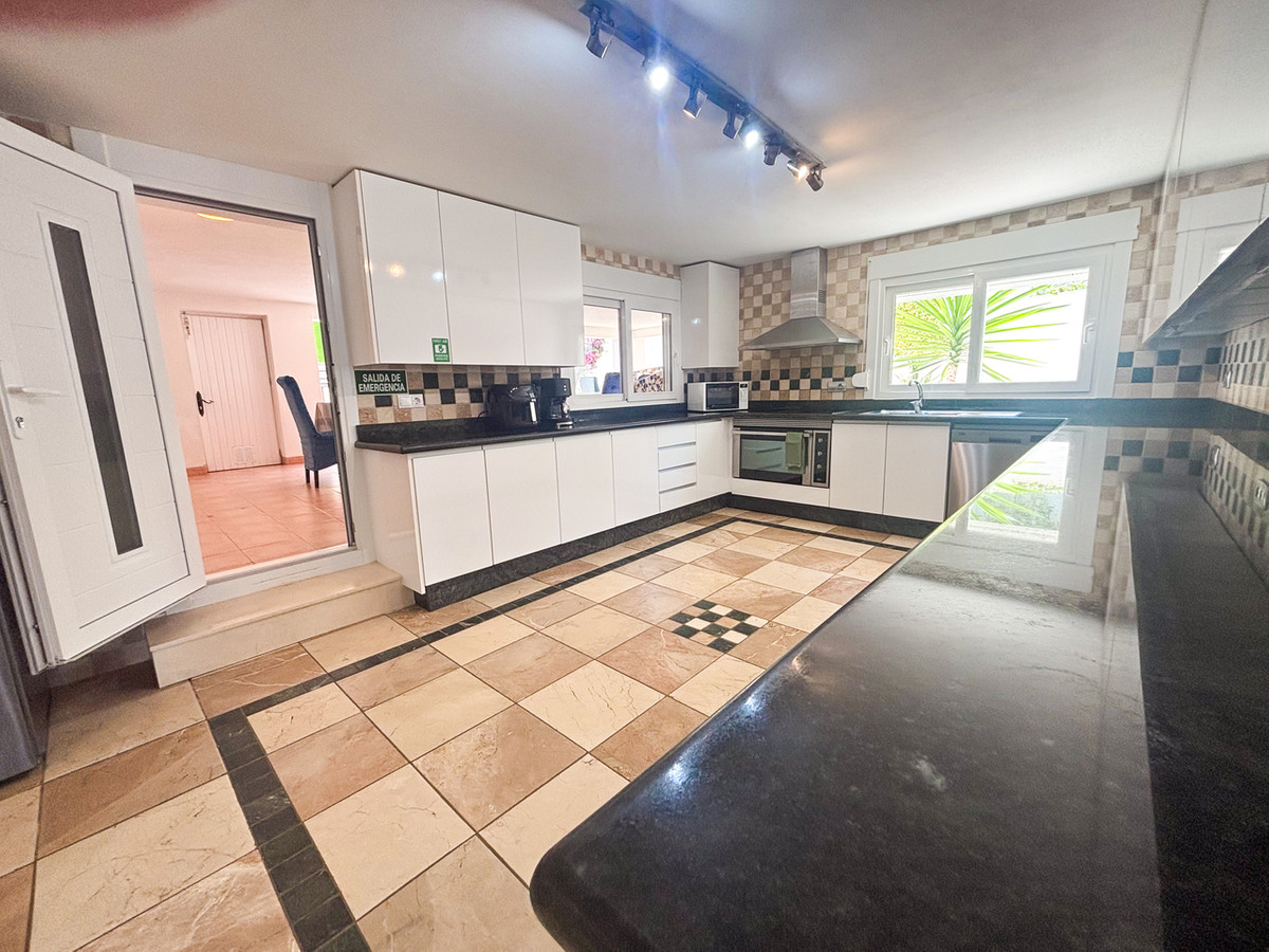 For sale - 7 Bedroom 4 Bathroom House - Detached Villa in Orihuela - Dehesa de Campoamor  - Alicante