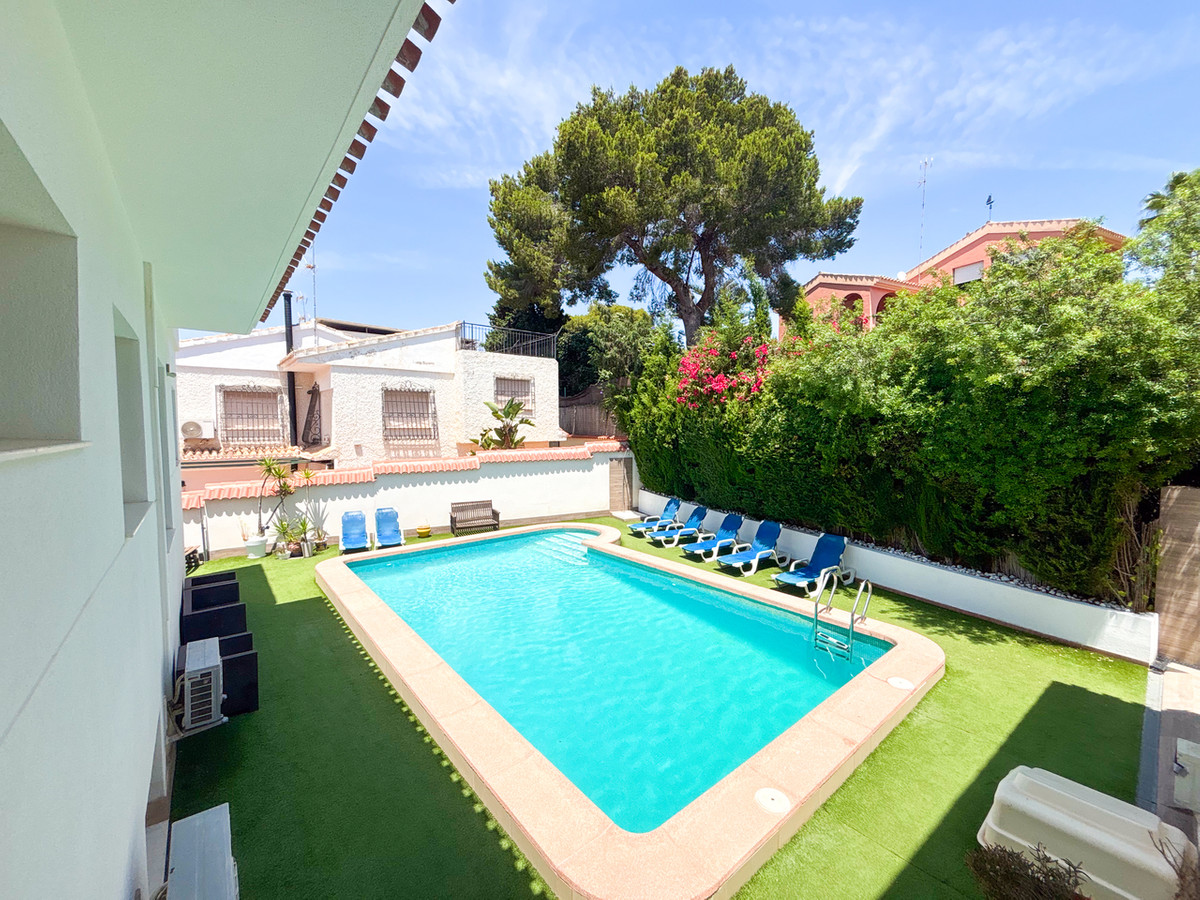 For sale - 7 Bedroom 4 Bathroom House - Detached Villa in Orihuela - Dehesa de Campoamor  - Alicante